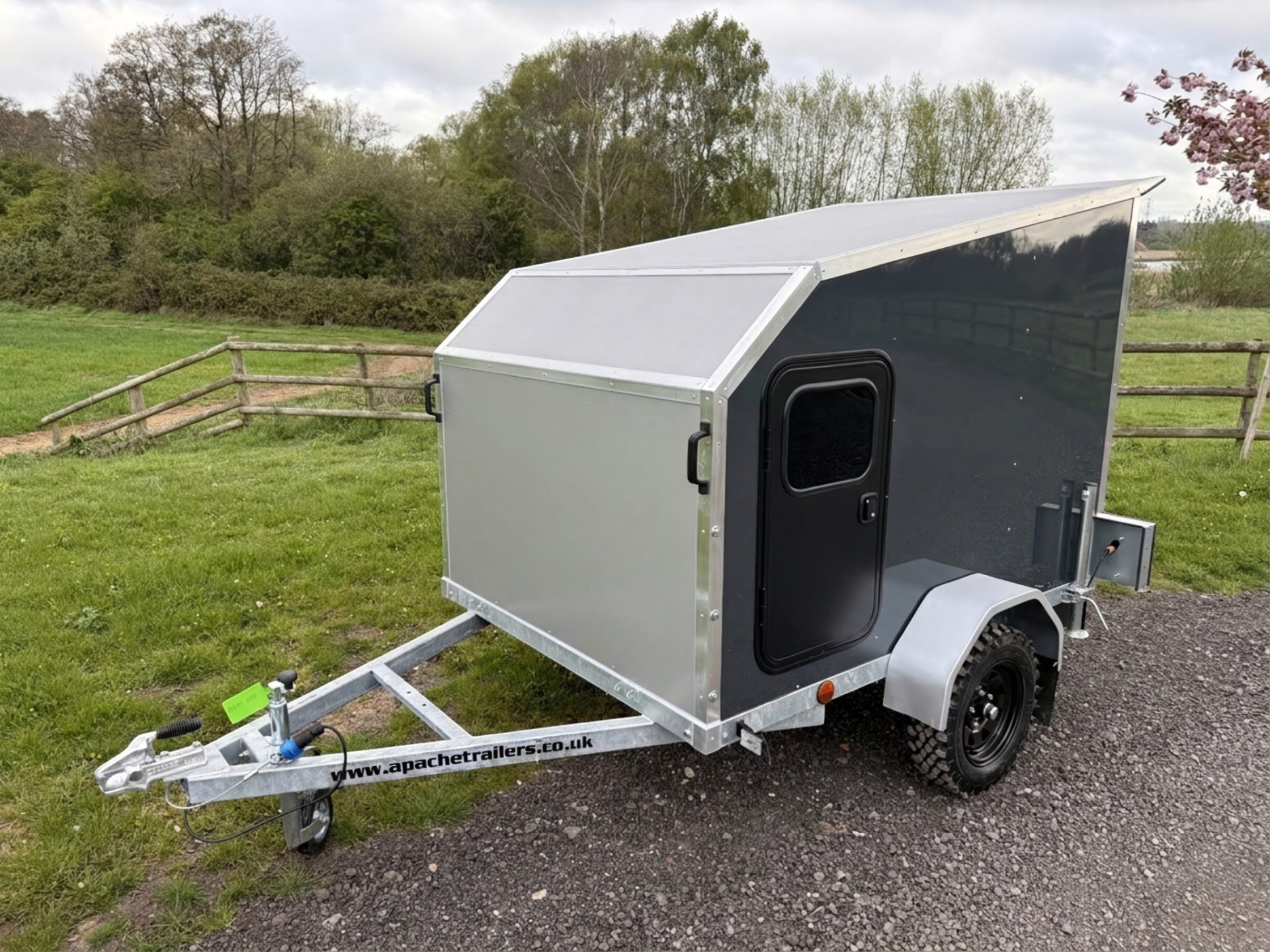 8ft x 4ft Insulated Cube Sport Warrior Camper Trailer with Side Windows, Lockable Side & Rear Doors - Image 8