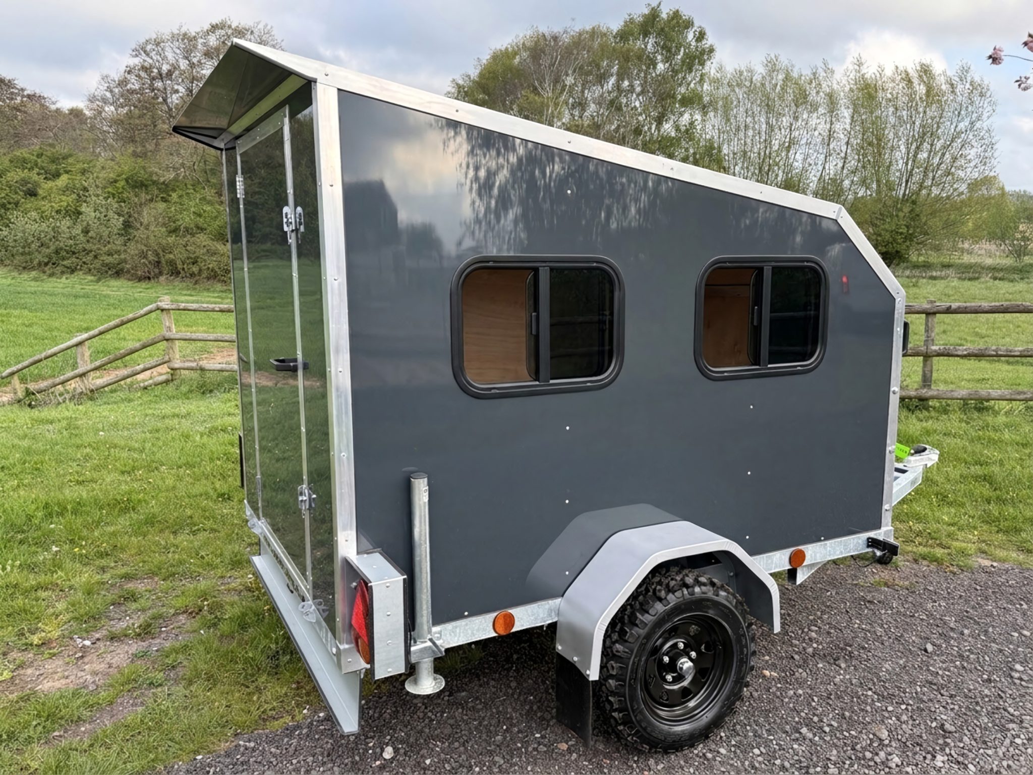 8ft x 4ft Insulated Cube Sport Warrior Camper Trailer with Side Windows, Lockable Side & Rear Doors - Image 6