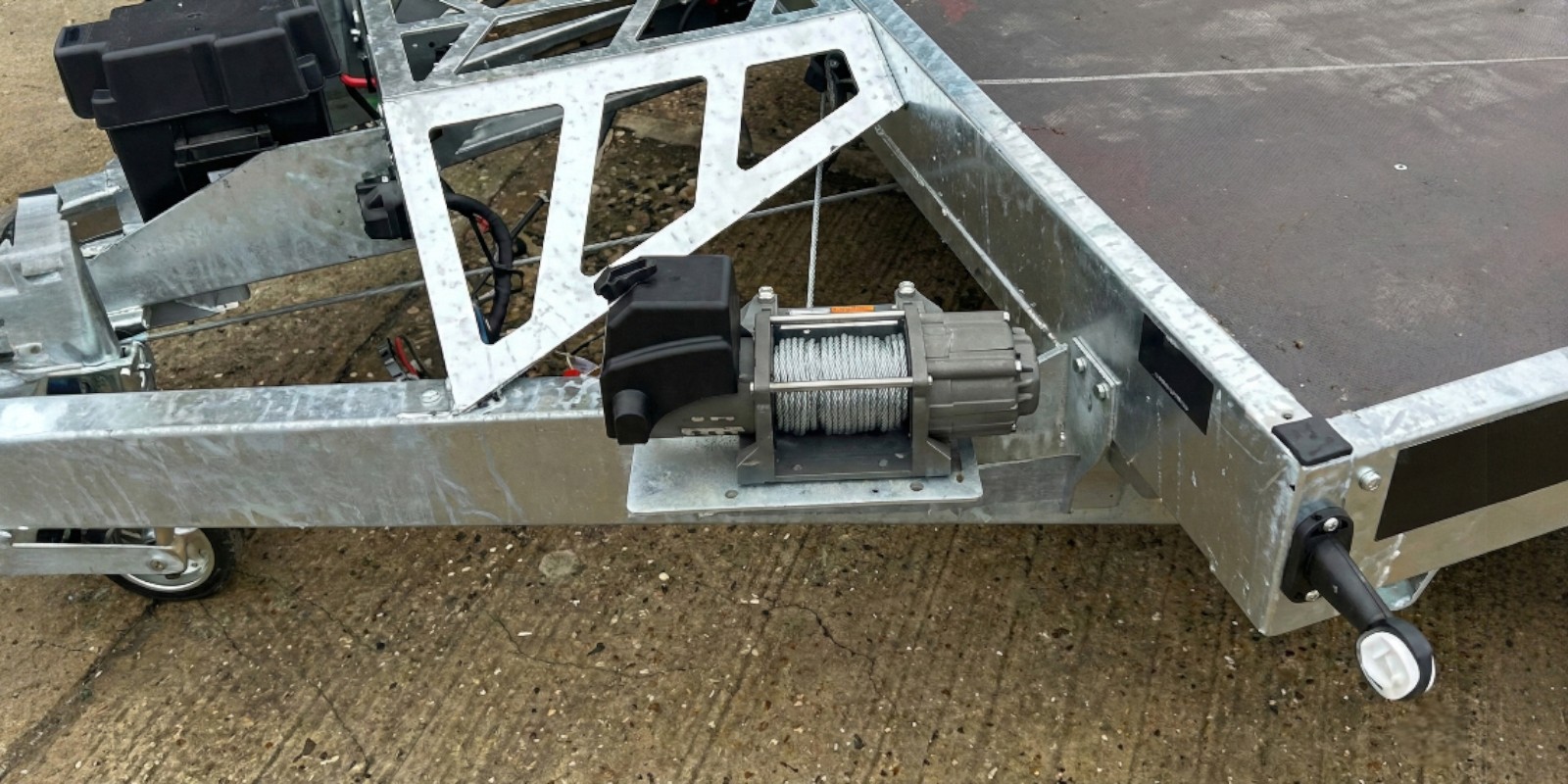 9ft x 4ft Braked Twin Axle Heavy Duty Road Apache Plant Trailer with Rear Loading and Front Bucket Rest - Image 20